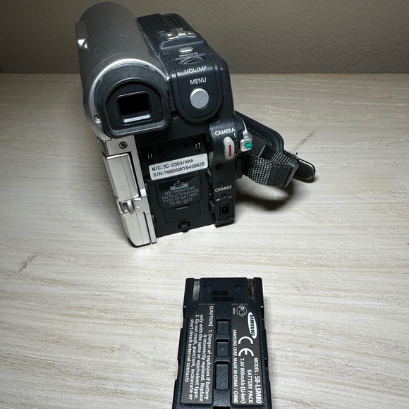 Samsung Digital-Cam SC-D353 NTSC Mini DV Camcorder UNTESTED No Charger for parts - Picture 10 of 11